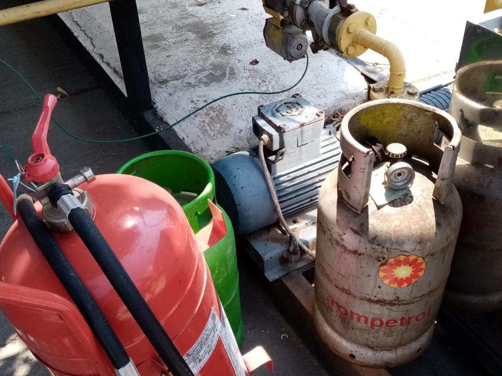 CONSTANȚA: Pericol public! O staţie de carburanţi încărca ilegal butelii de uz casnic cu GPL