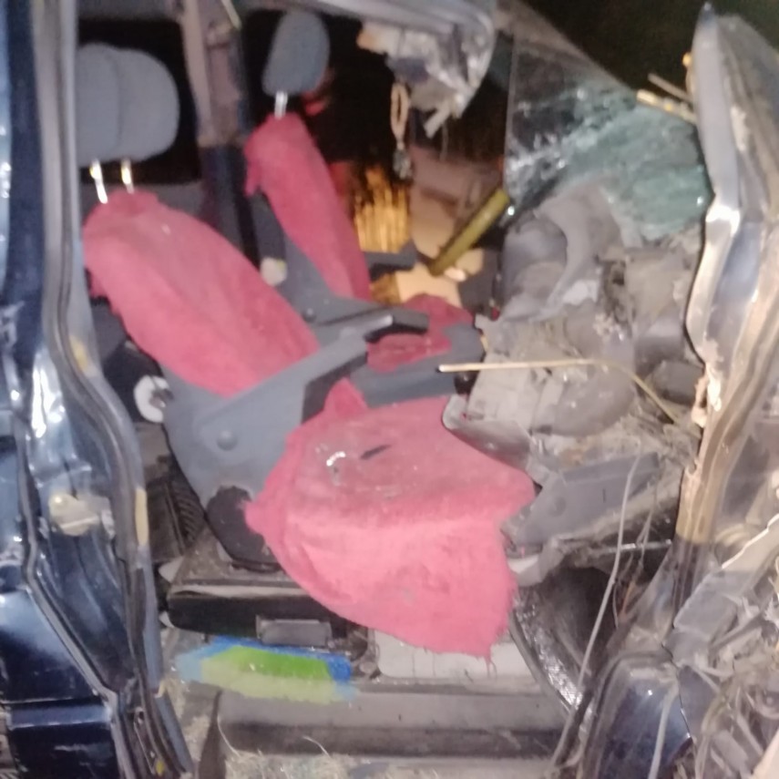 JUDEȚUL CONSTANȚA/FOTO: Un microbuz cu 8 persoane a intrat într-o remorcă încarcată cu baloți. O persoană a decedat