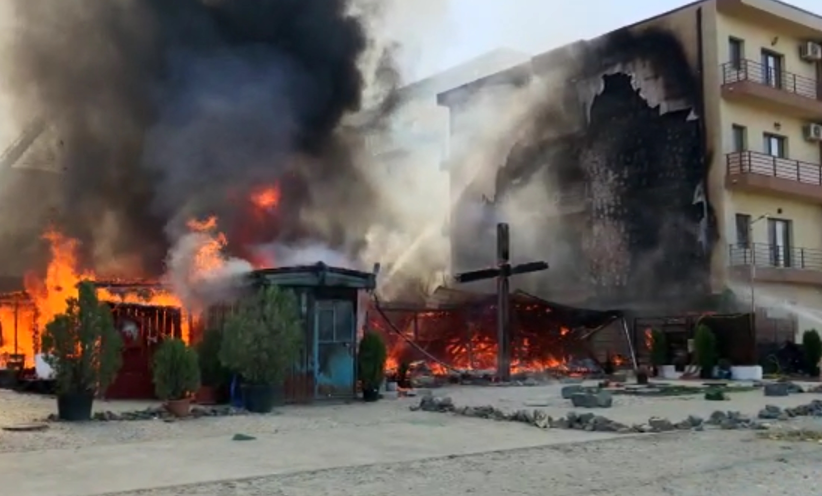 CONSTANȚA: Preoții bisericii „Sfânta Ecaterina” din Tomis Plus se vor implica în ajutorarea familiilor afectate de incendiu