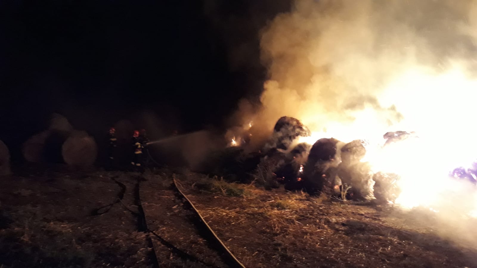 FOTO. Noapte de foc pentru pompierii din Măcin