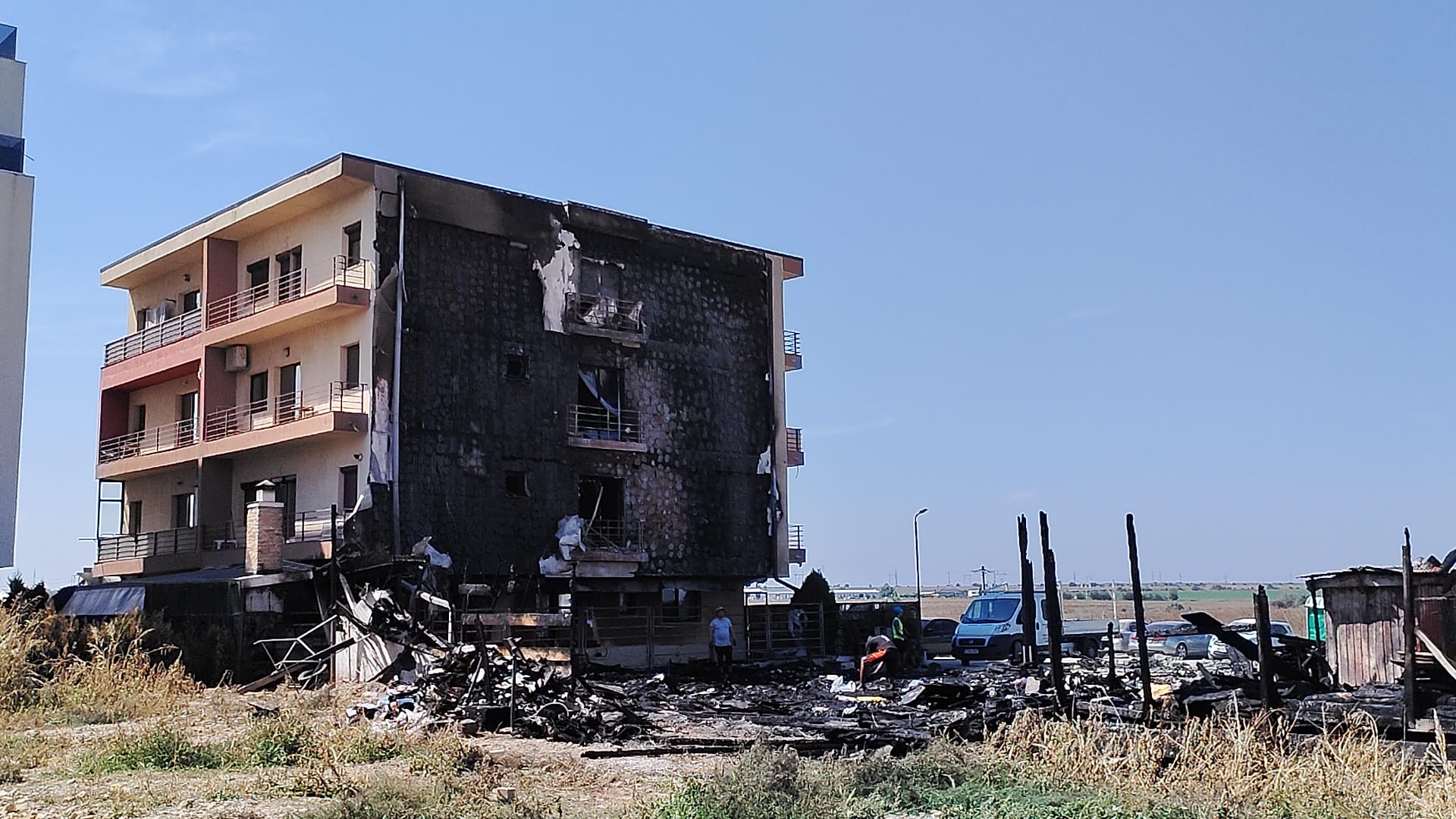 REPORTAJ | Proprietarii apartamentelor afectate de incendiul din Tomis Plus vor să apeleze la justiţie pentru a-şi recupera pagubele: „Casele noastre practic au dispărut“