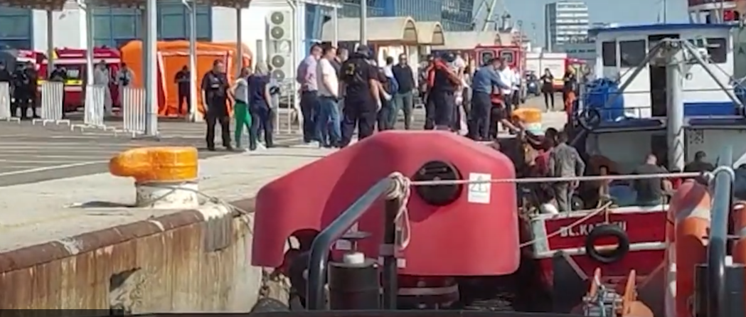 Migranţi aflaţi pe o ambarcațiune din lemn, salvaţi şi aduşi în Portul Costanţa. La bord se află 60-70 de persoane, printre care şi copii