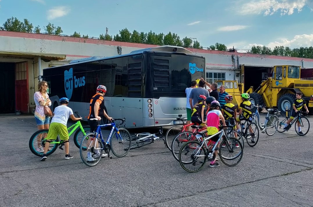 CONSTANŢA: Mesaje de avertizare pentru protecţia bicicliştilor, amplasate pe mijlocele de transport în comun