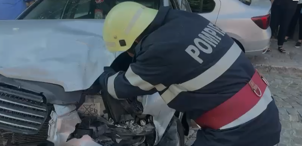 TULCEA/FOTO: Persoană încarcerată în urma unui accident rutier