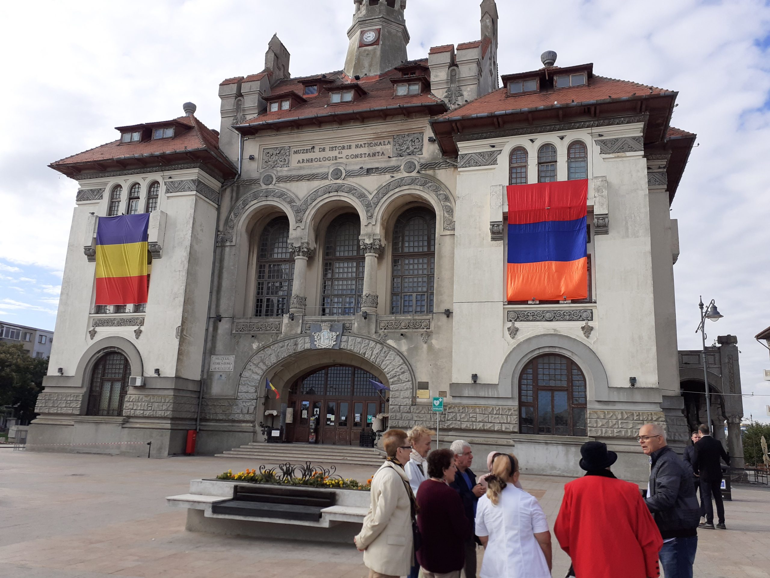 Steagurile naționale ale Armeniei și României au fost ridicate miercuri, pe fațada Muzeului de Istorie Națională și Arheologie din Constanța