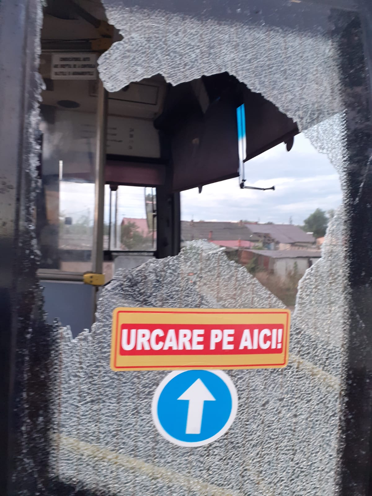 TULCEA/FOTO: Autobuz al STP, vandalizat. Geamul mașinii a fost spart cu o piatră