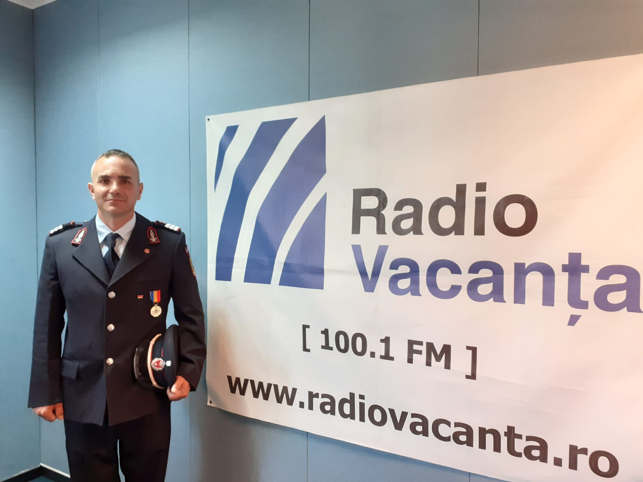 Pompierul Romulus Pascaru: Cam după 40-45 de minute de săpat cu mâinile goale am descoperit o ureche, am curățat chipul omului și am constatat că respiră