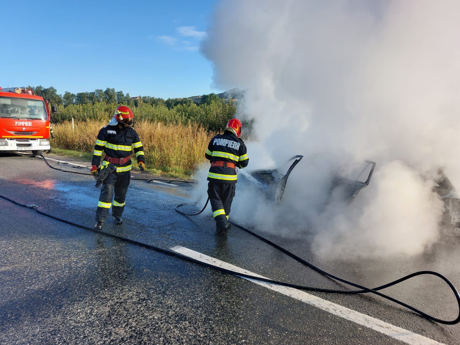 TULCEA/FOTO: Autoturism în flăcări pe DN 22