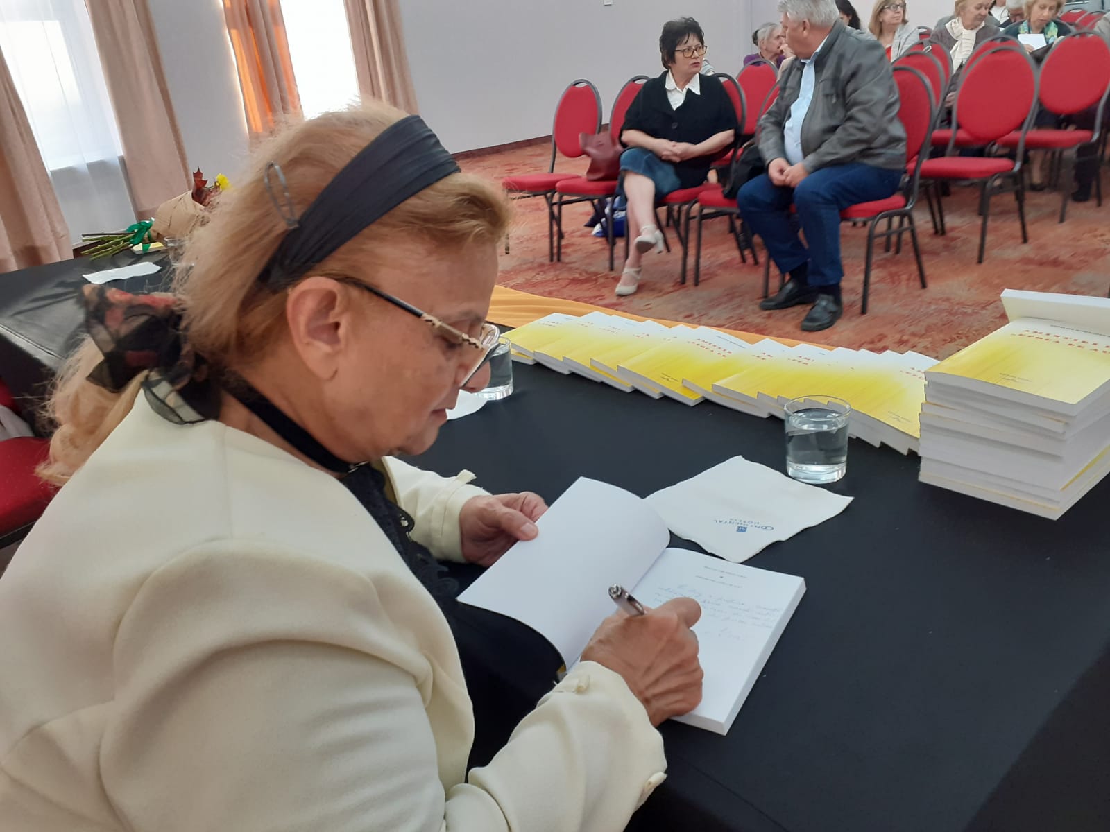 CONSTANȚA: A fost lansată cartea Amintiri din Epoca de Aur scrisă de autoarea armeană, Arșaluis Sarchisian Gurău