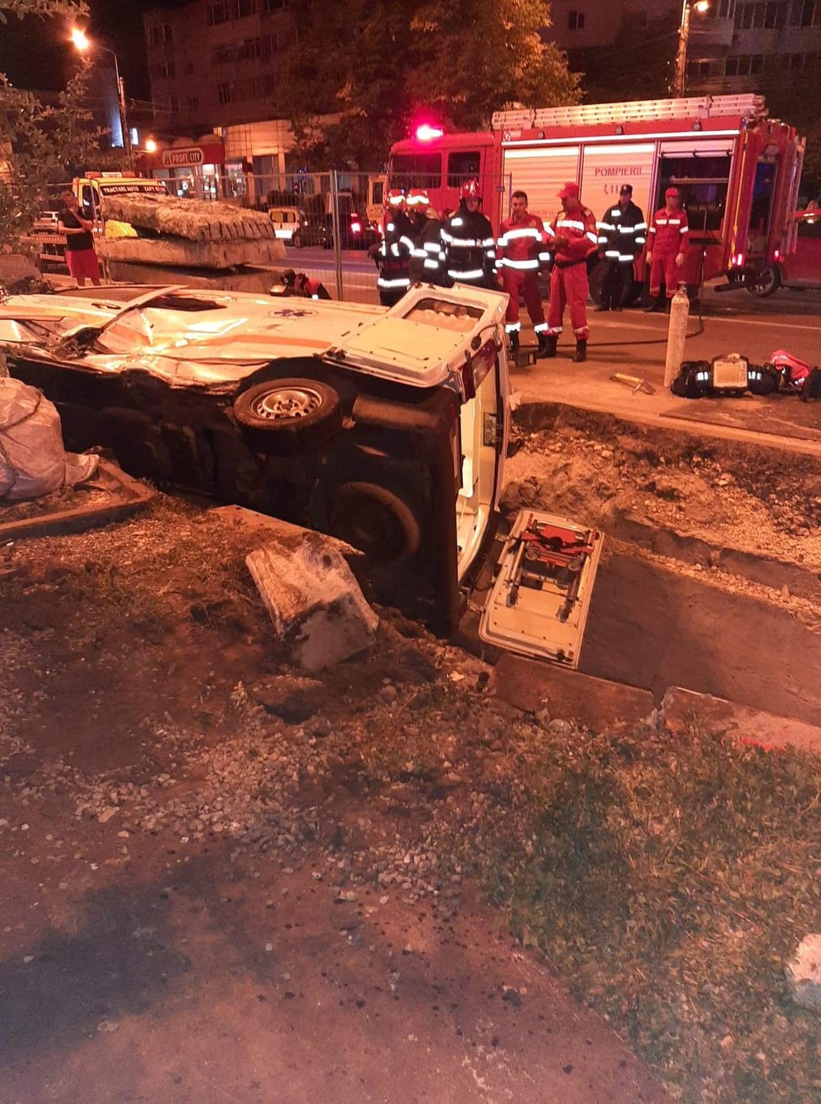 FOTO. O ambulanță cu pacient a ajuns într-un șanț de pe bulevardul Lăpușneanu