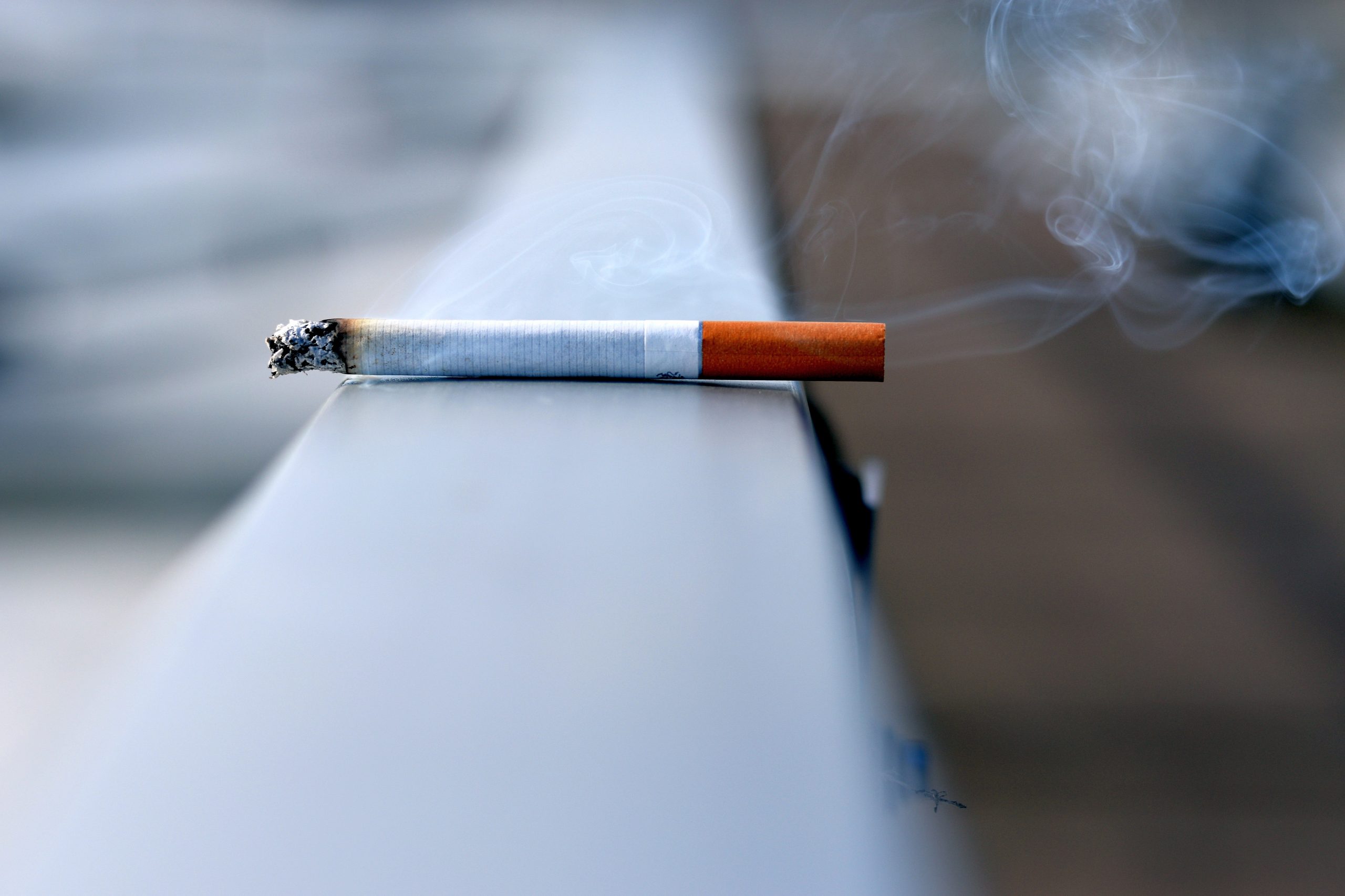 Minorii ar putea fi amendați dacă fumează în spații publice