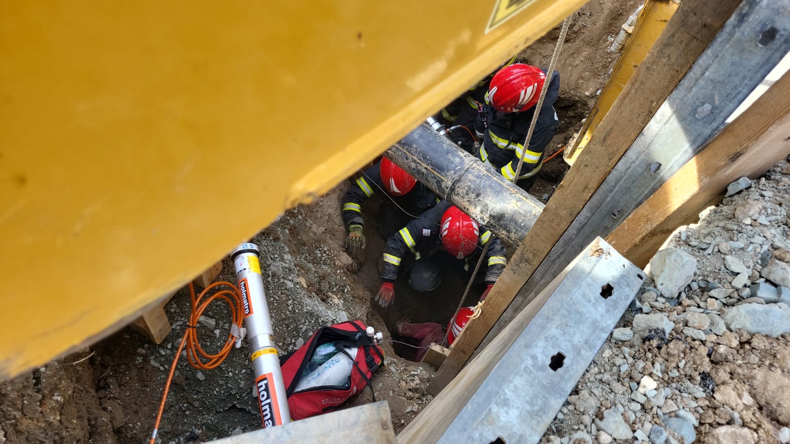 Un mal de pământ s-a surpat peste un bărbat care efectua lucrări la reţeaua de canalizare din Agigea