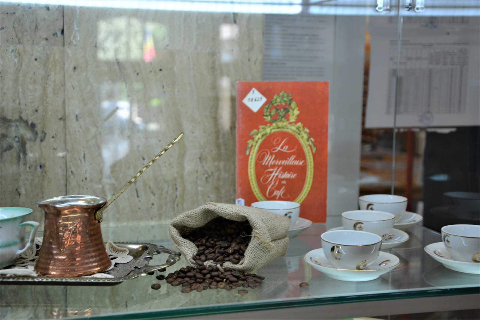Expoziția „Cafea și ceai cu tradiție. Ustensile învechite de la neamuri moștenite”, la Biblioteca Județeană Constanța.