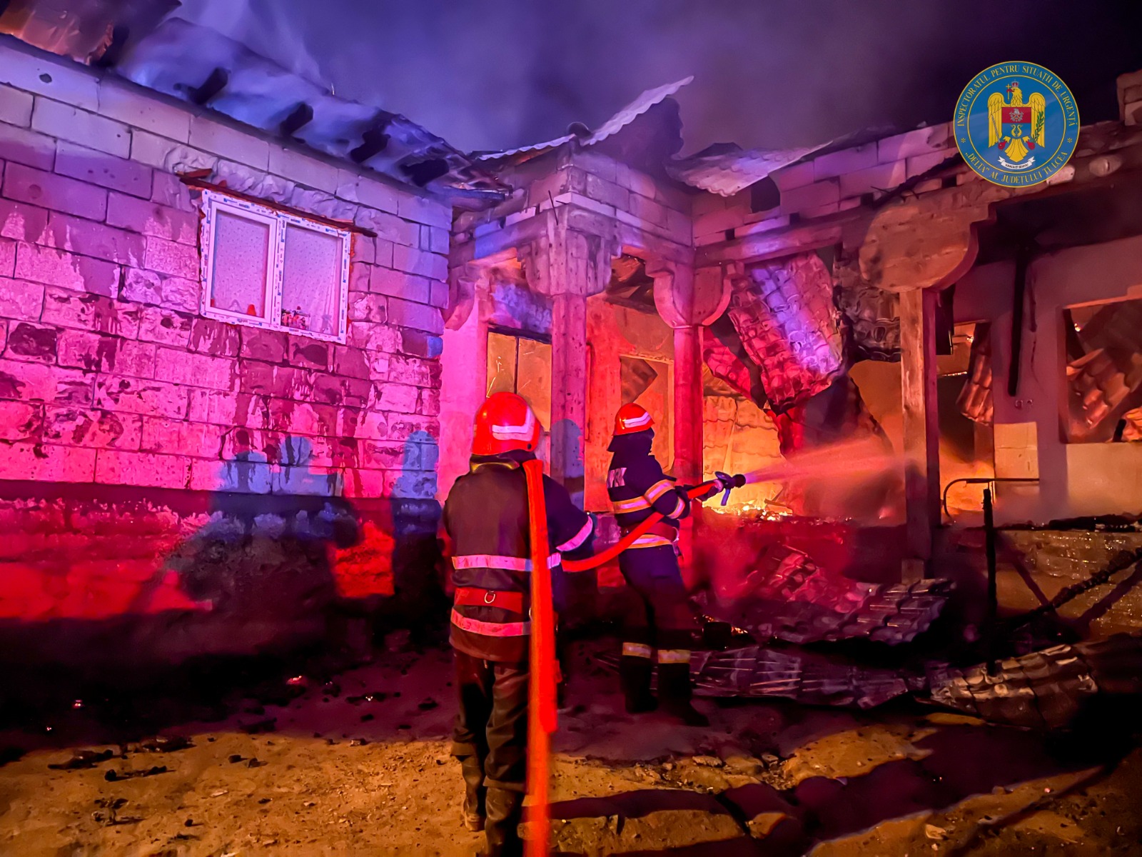 TULCEA: Incendiu în oraşul Babadag. Patru case au fost afectate