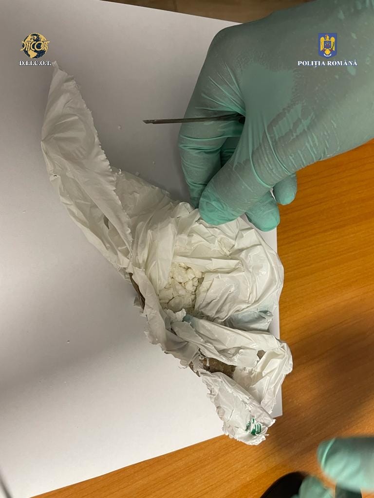 CONSTANŢA: Doi bărbaţi au fost prinşi în flagrant cu droguri de risc şi mare risc. Unul dintre ei a fost reţinut