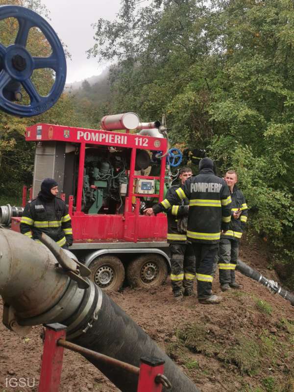 A fost pusă în funcţiune a doua motopompă pentru rezolvarea situaţiei de la barajul Tăul Mare