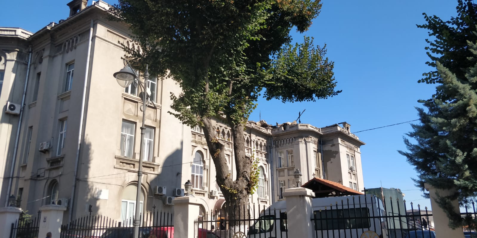 Felicia Ovanesian: „Nu există autorizaţie de construire pentru podul clădirii de pe Arhiepiscopiei.“ În replică, reprezentanţii Arhiepiscopiei spun că sediul nu a fost supraetajat niciodată