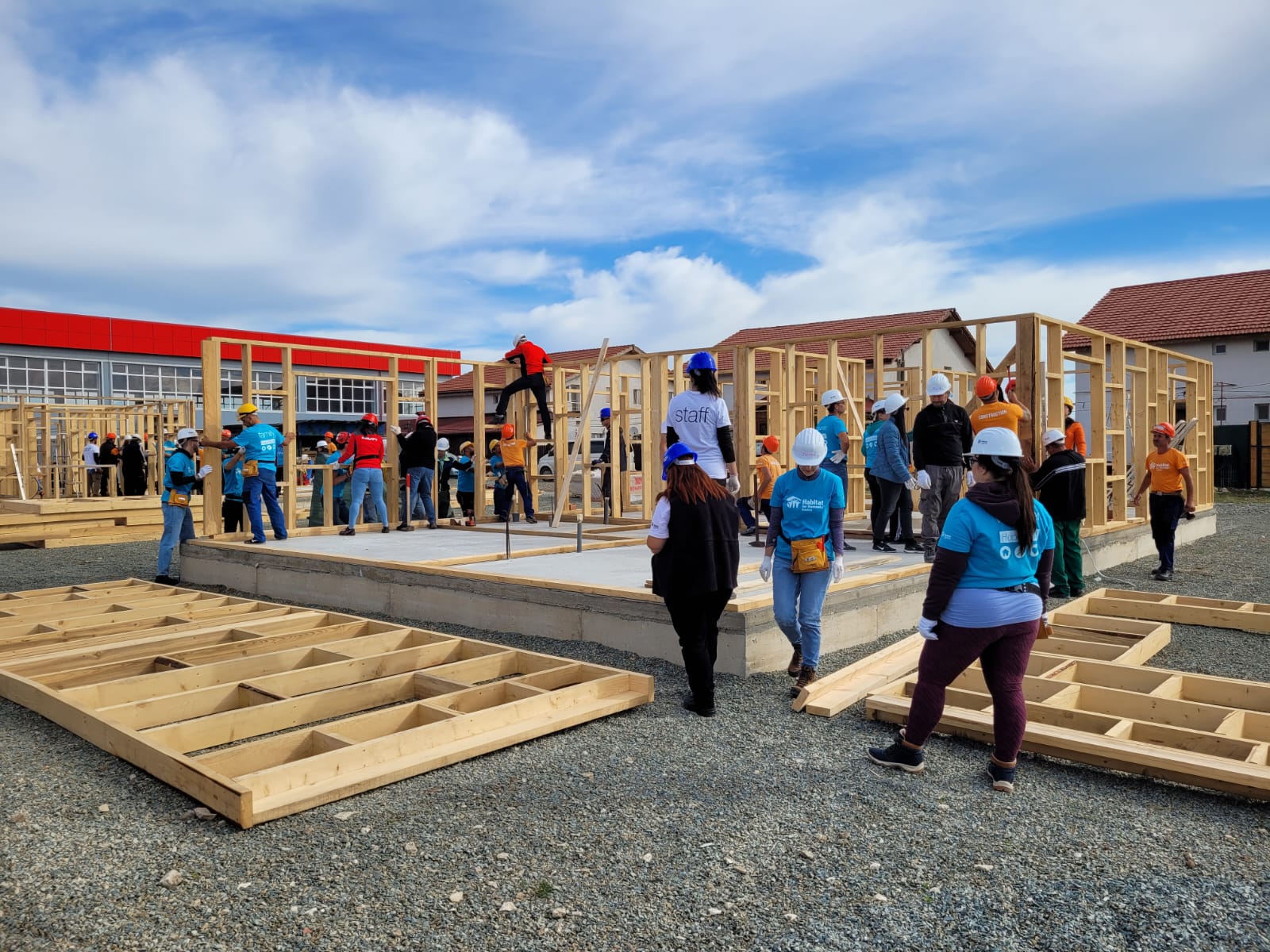 CUMPĂNA: Habitat for Humanity construiește 4 locuințe în doar 5 zile