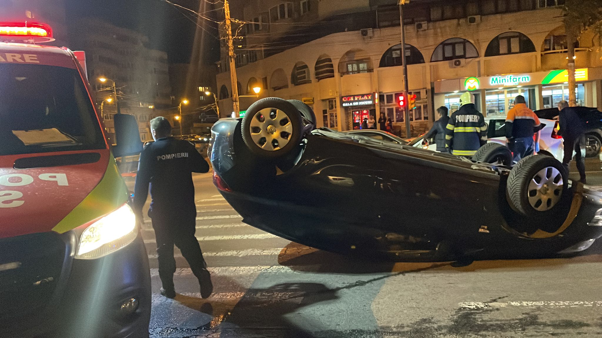 CONSTANȚA: Mașină răsturnată în intersecție la Trocadero