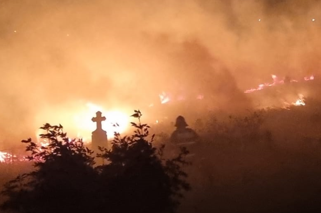 Județul TULCEA/FOTO: Imagini macabre – Incendiu într-un cimitir