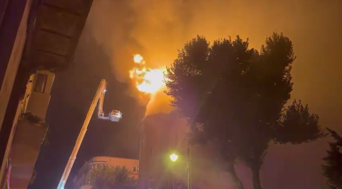 VIDEO. Autospeciale de la ISU Tulcea și Ialomița intervin pentru stingerea incendiului de la Catedrala Arhiepiscopală din Constanța