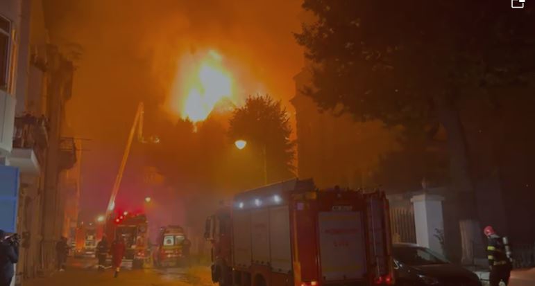 FOTO/VIDEO. Arde mansarda ARHIEPISCOPIEI TOMISULUI