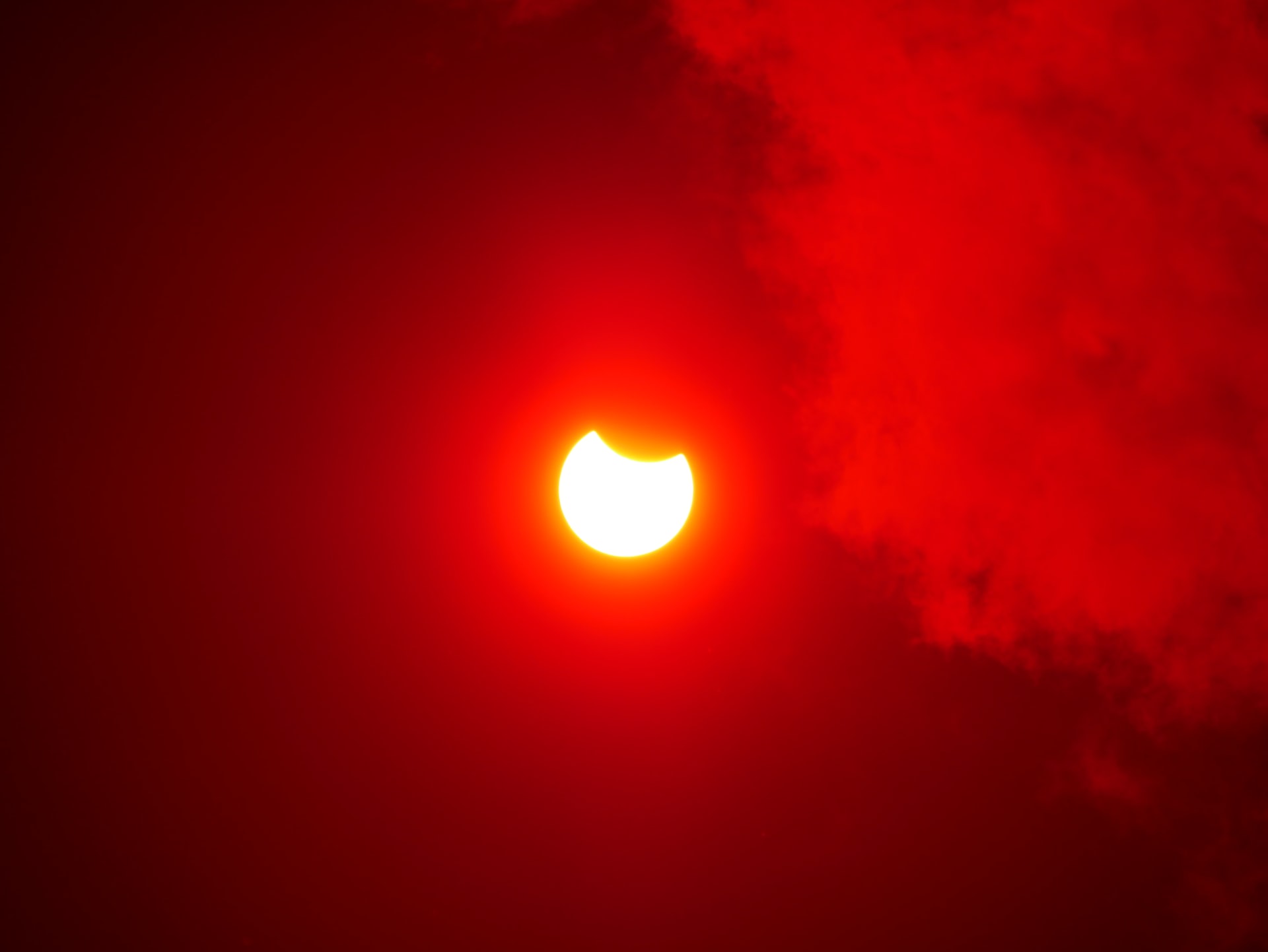 Fenomen astronomic spectaculos – eclipsă parțială de Soare vizibilă în România