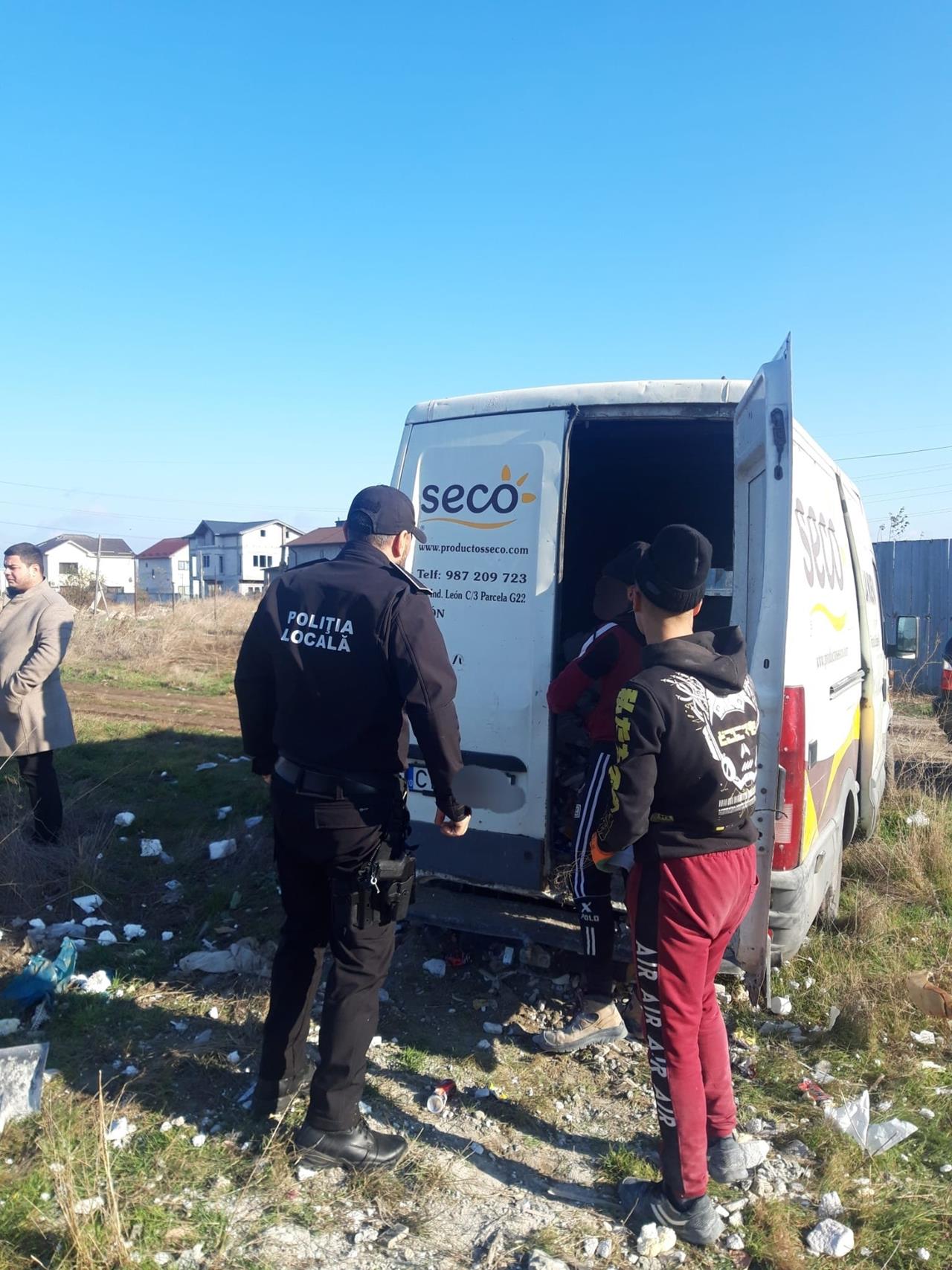 CONSTANȚA: Amendă de 10.000 de lei pentru doi bărbați surprinși în timp ce aruncau dintr-o mașină deșeuri provenite din construcții – autoutilitara, confiscată