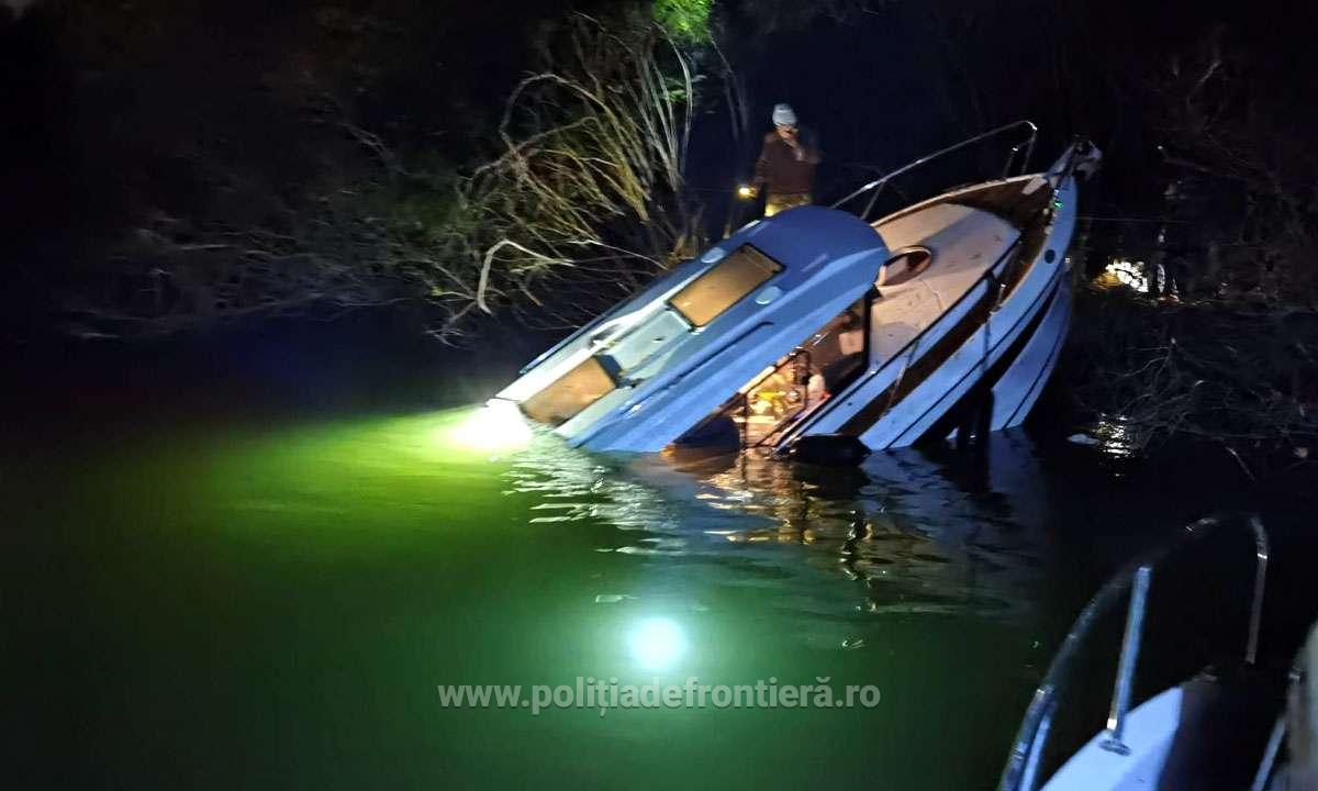 TULCEA/FOTO: Pescari salvați de pe o ambarcațiune care se scufunda