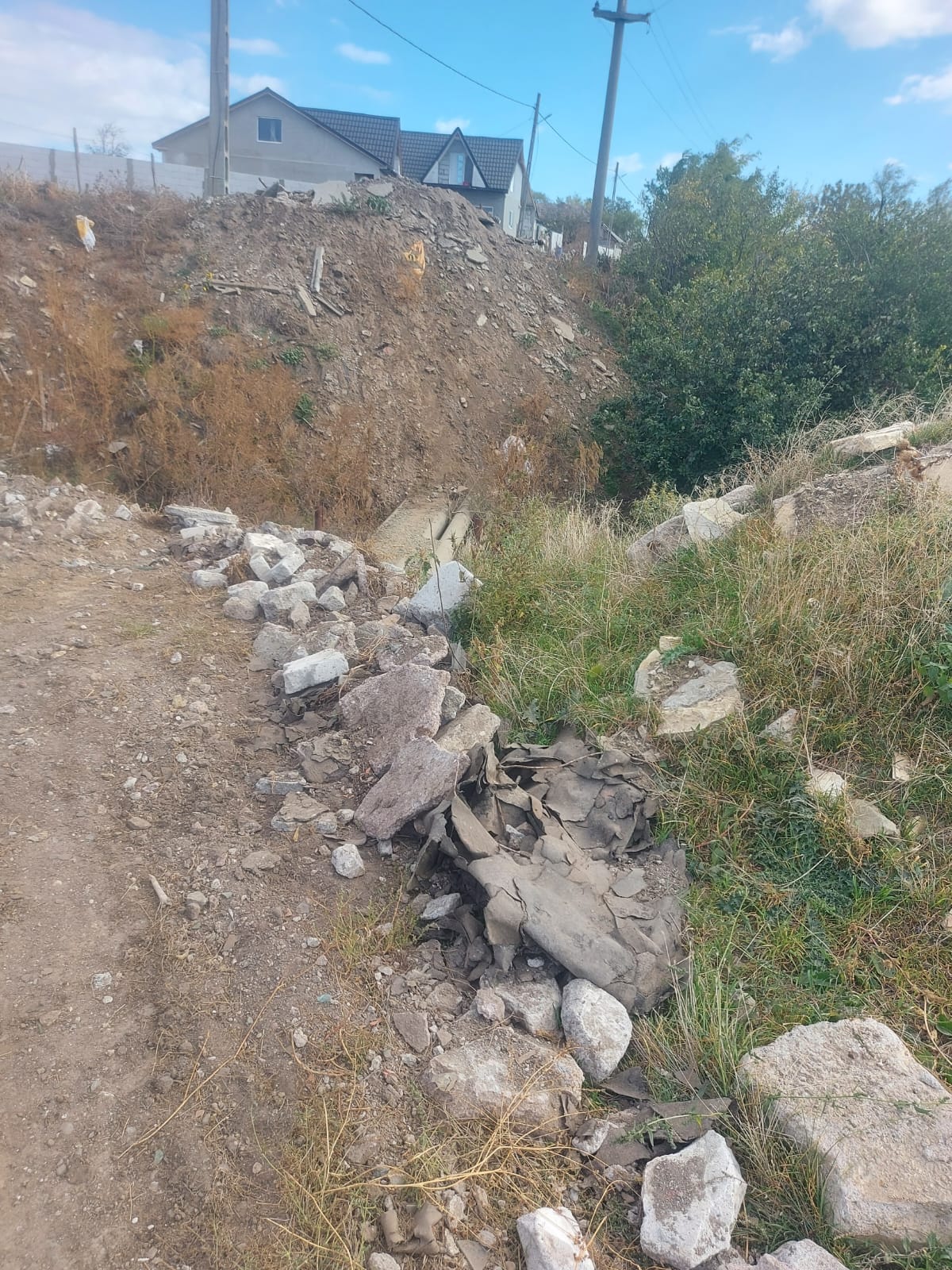Județul TULCEA/FOTO: Zeci de tone de deşeuri, îngropate ilegal într-o comună