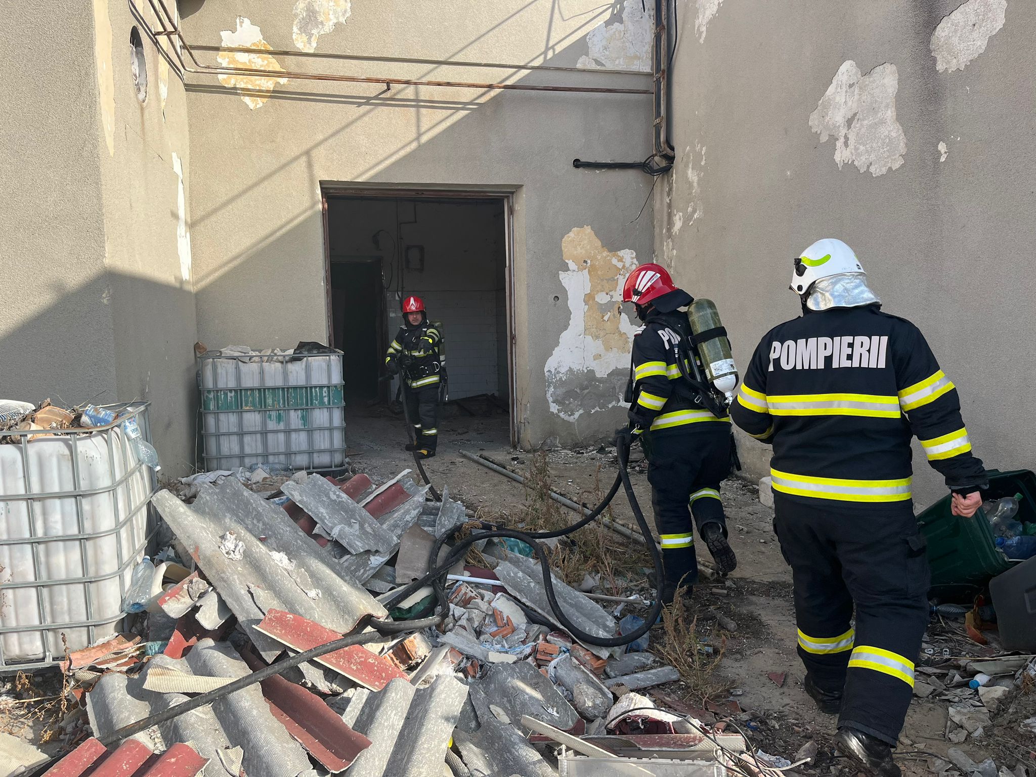 TULCEA: O fostă fabrică de mezeluri a fost cuprinsă de flăcări