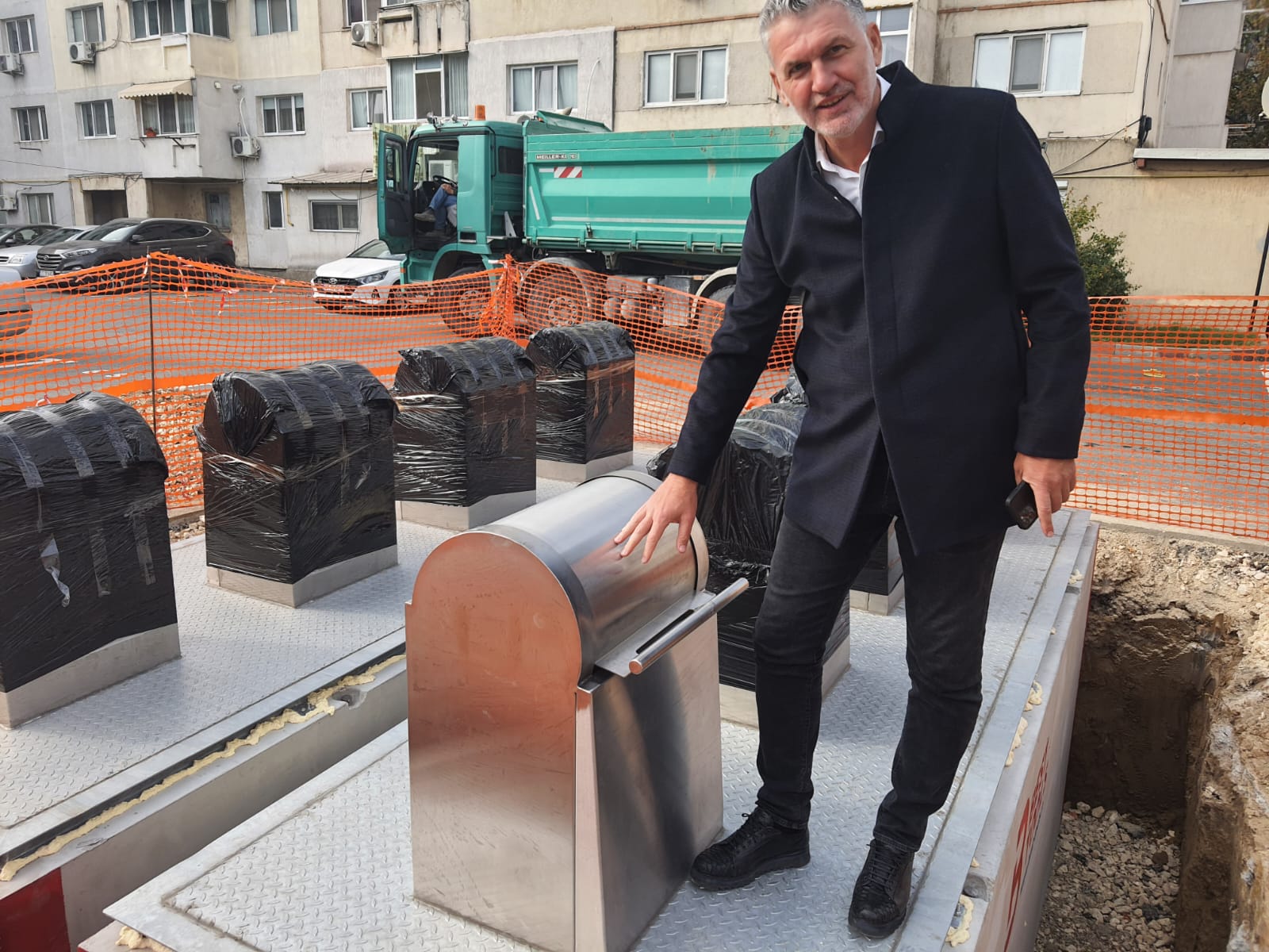 NĂVODARI: Au fost amplasate primele zece platforme subterane pentru colectarea gunoiului