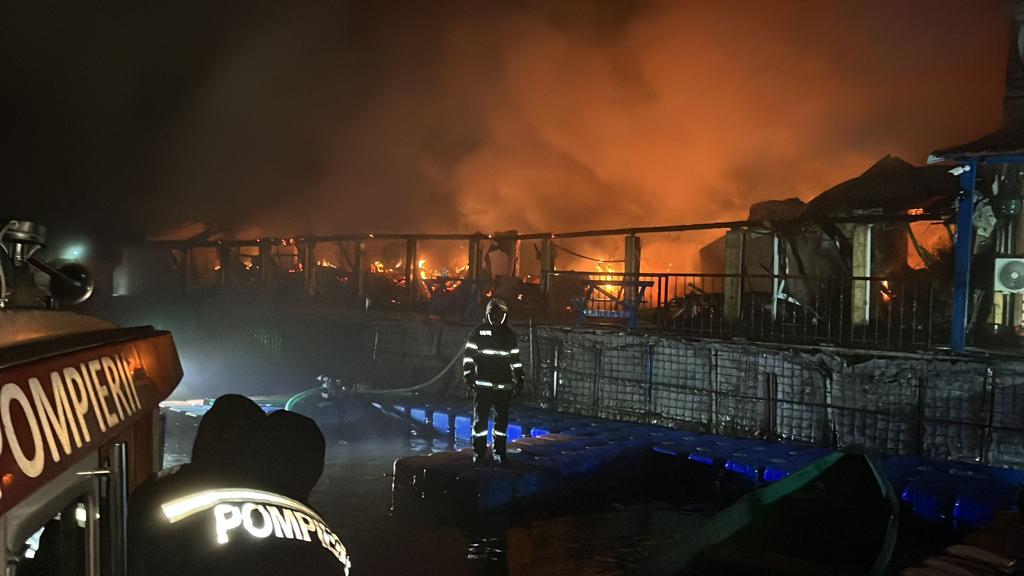 TULCEA/FOTO: Pensiune distrusă de un incendiu. O persoană a ajuns la spital