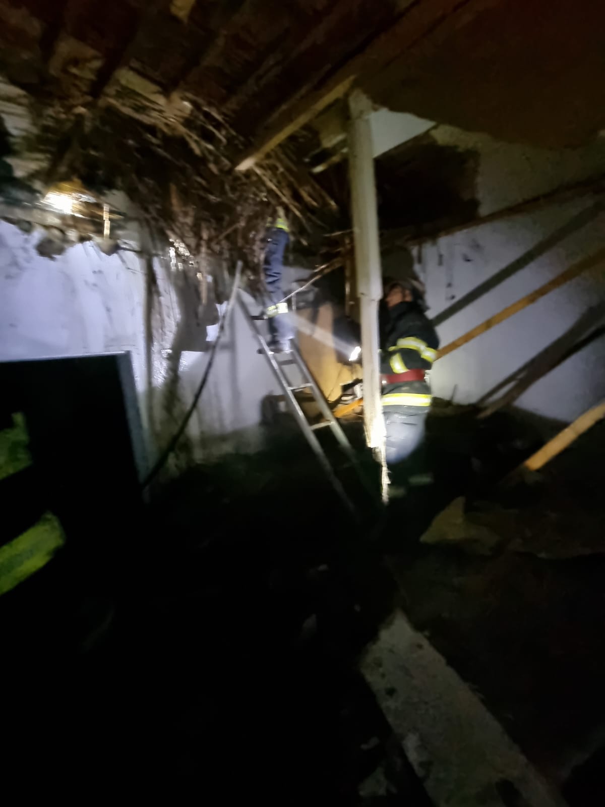 Județul TULCEA: Casă cuprinsă de flăcări