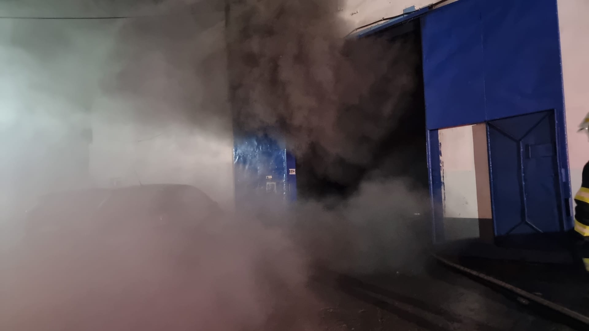 CONSTANȚA/FOTO: Incendiu de proporții la un service auto. 15 autoturisme afectate de flăcări
