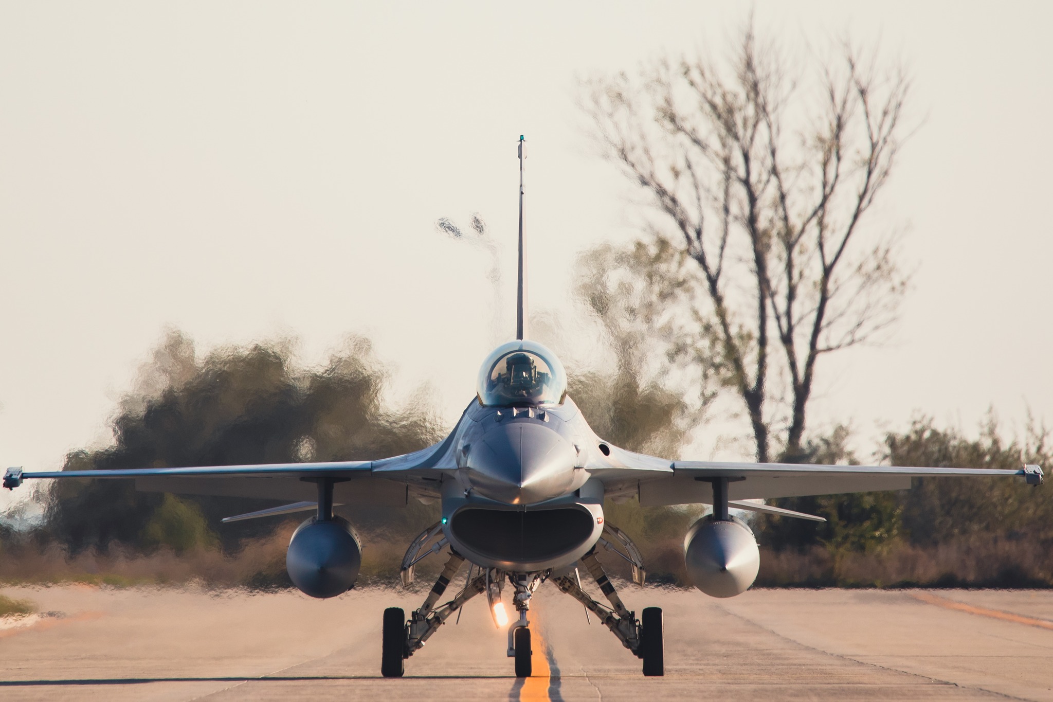Aeronave F-16 Fighting Falcon execută zboruri de antrenament la înălţimi mici, în sud-estul ţării