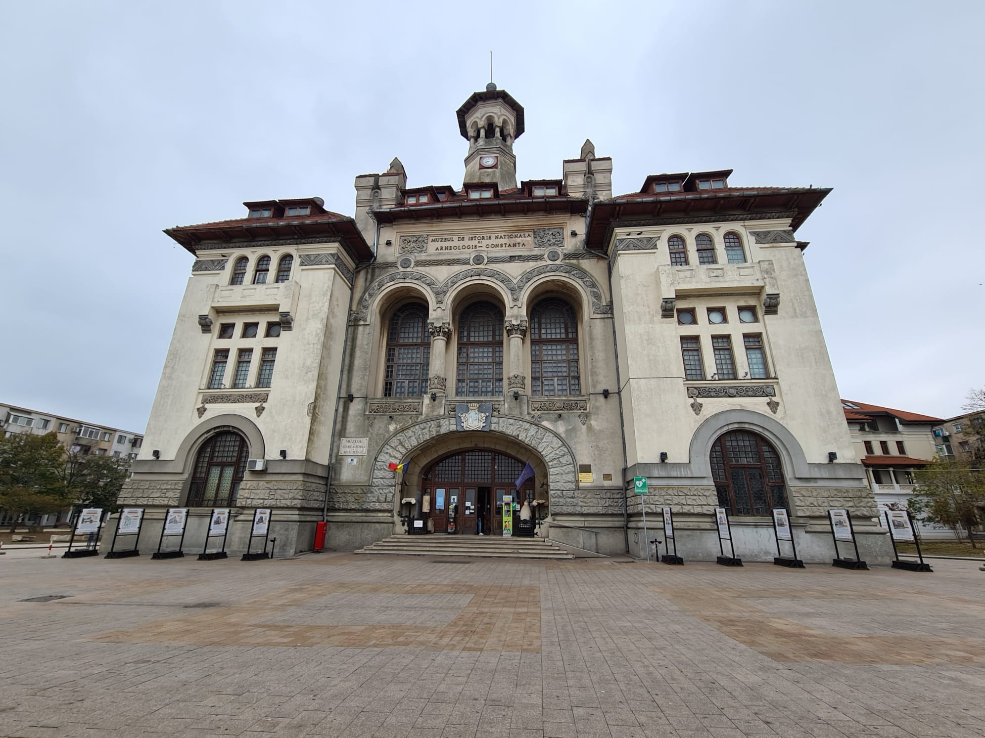 „Clădiri de patrimoniu ale Constanței multietnice” – expoziţie de grafică în Piaţa Ovidiu