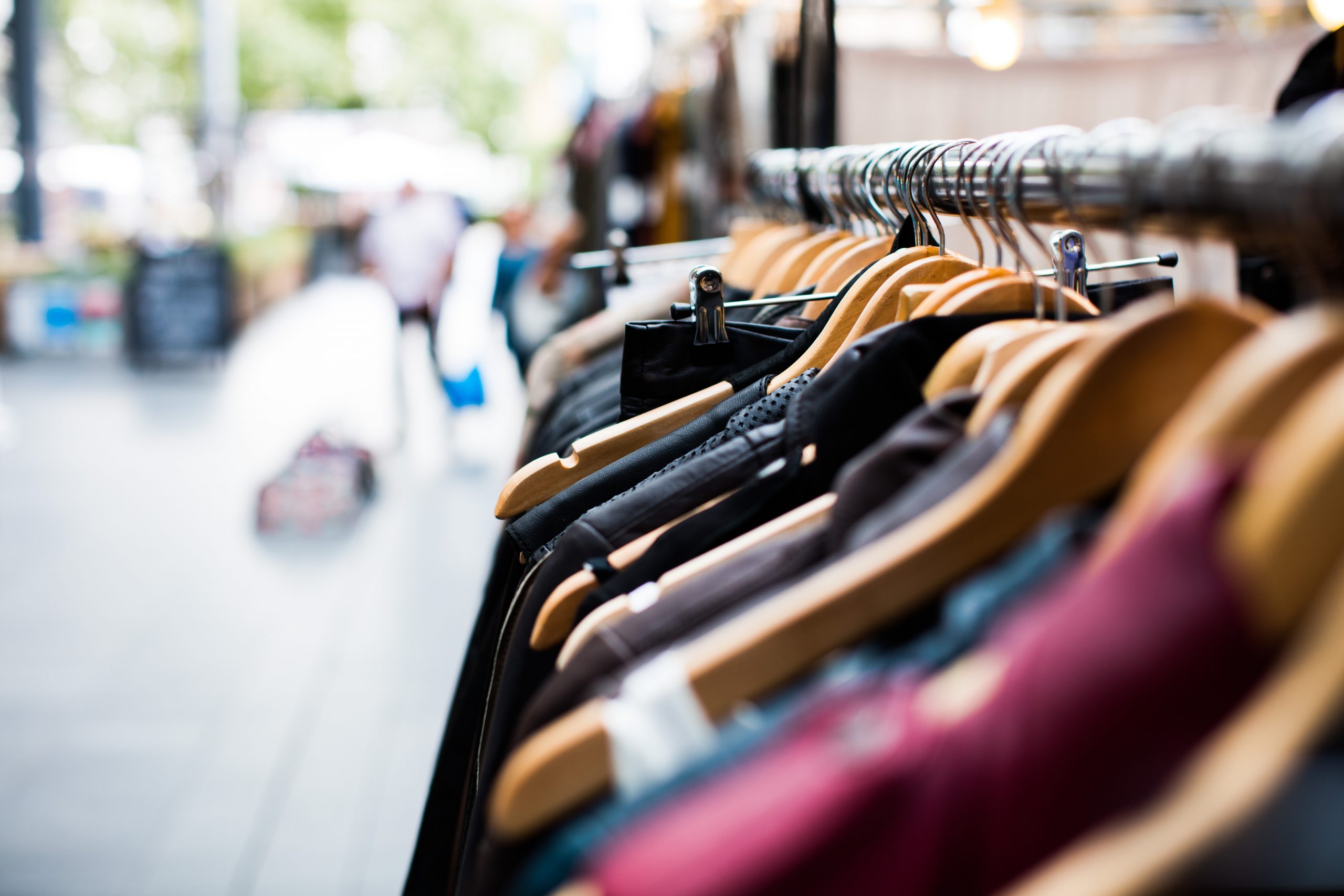 CONSTANŢA: Nouă magazine cu articole second-hand, amendate de comisarii Protecţiei Consumatorilor