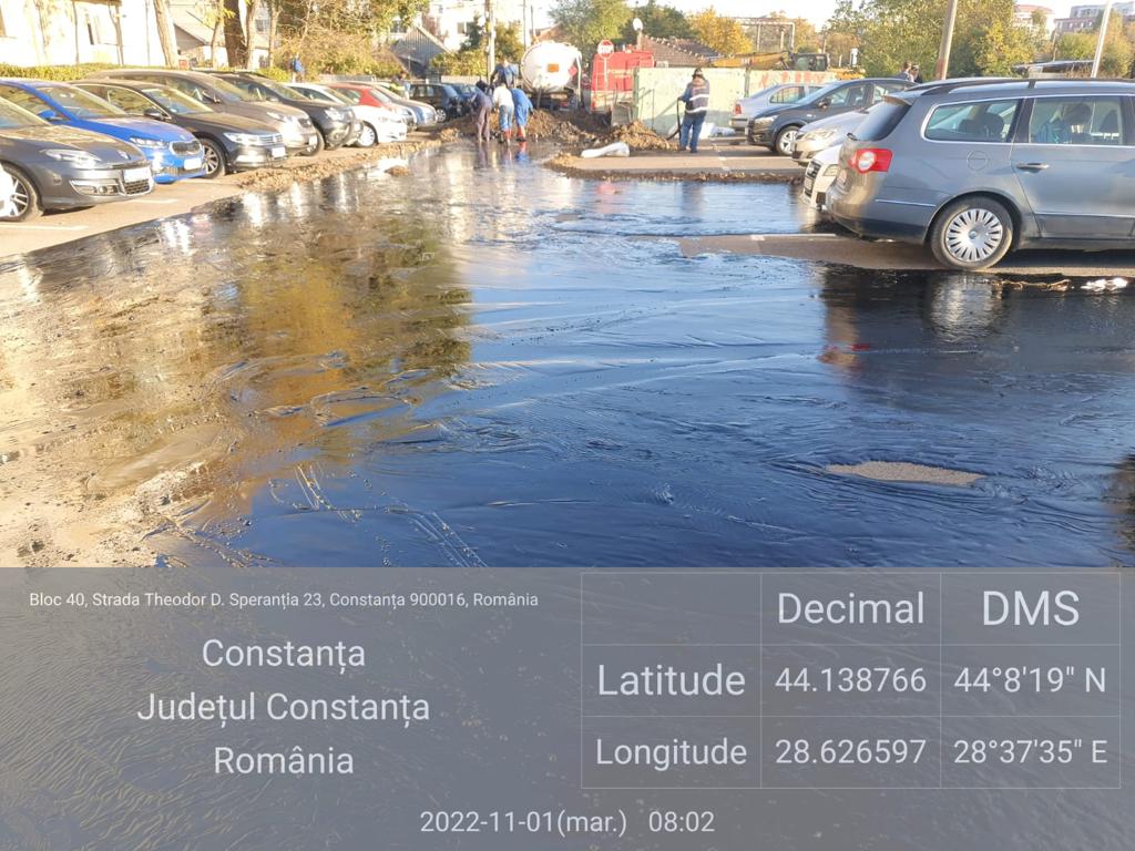 Parcarea unui bloc din Constanţa, inundată cu păcură