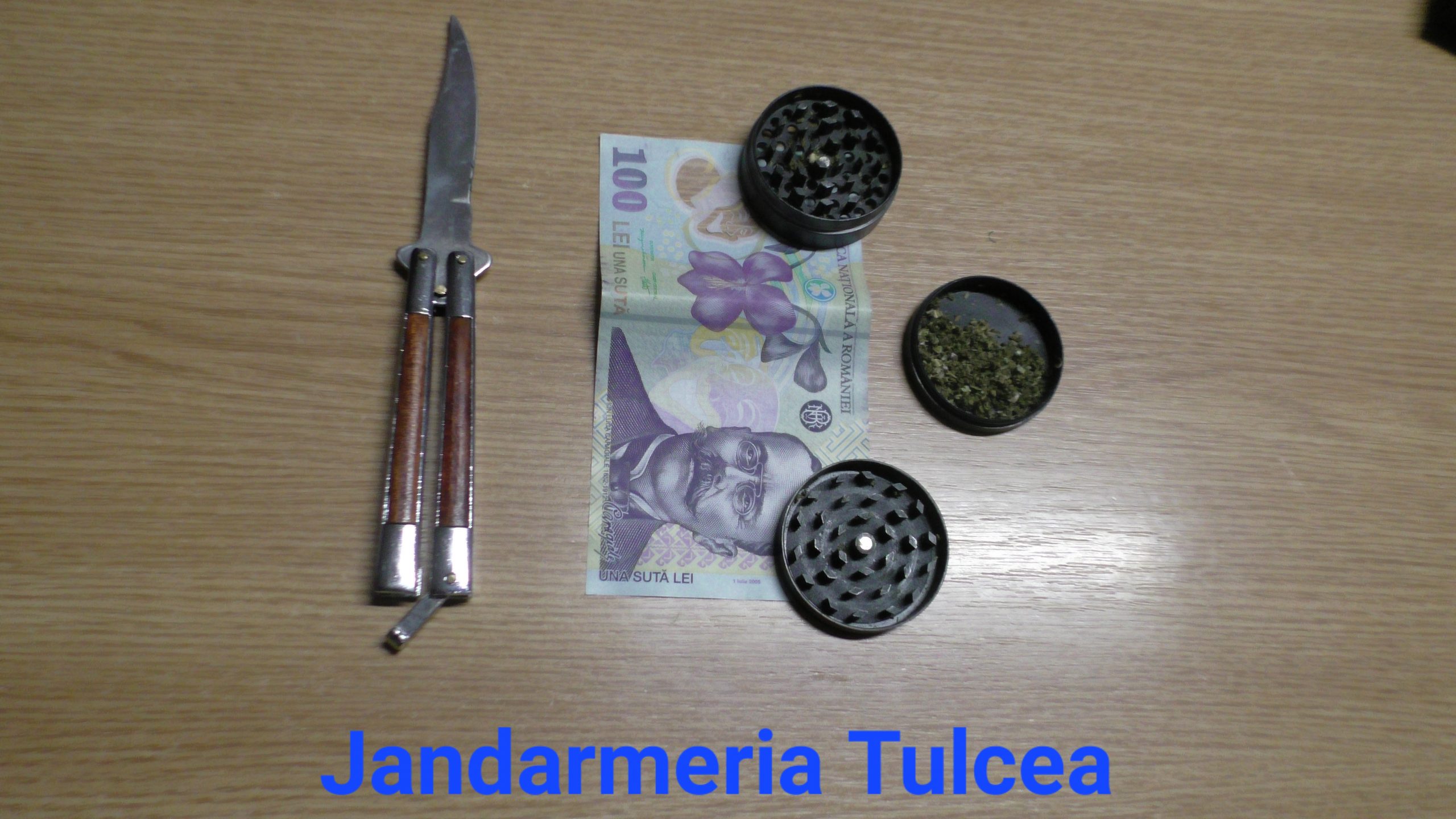 TULCEA: Tânăr prins de jandarmi cu droguri și un cuțit