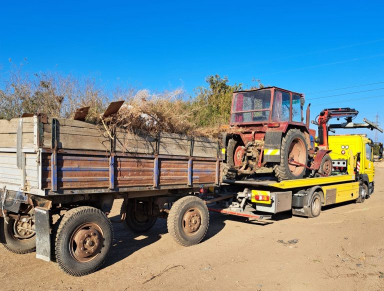 CONSTANȚA: Tractor cu remorcă confiscat pentru abandonarea deșeurilor pe câmp