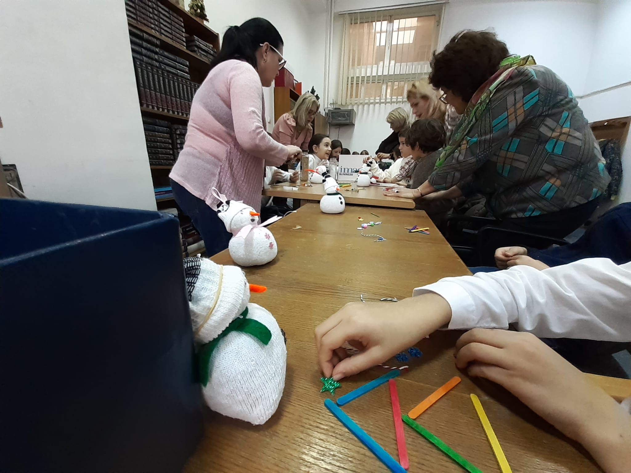 Copiii constănțeni meșteresc ornamente de Crăciun în atelierele Bibliotecii Județene