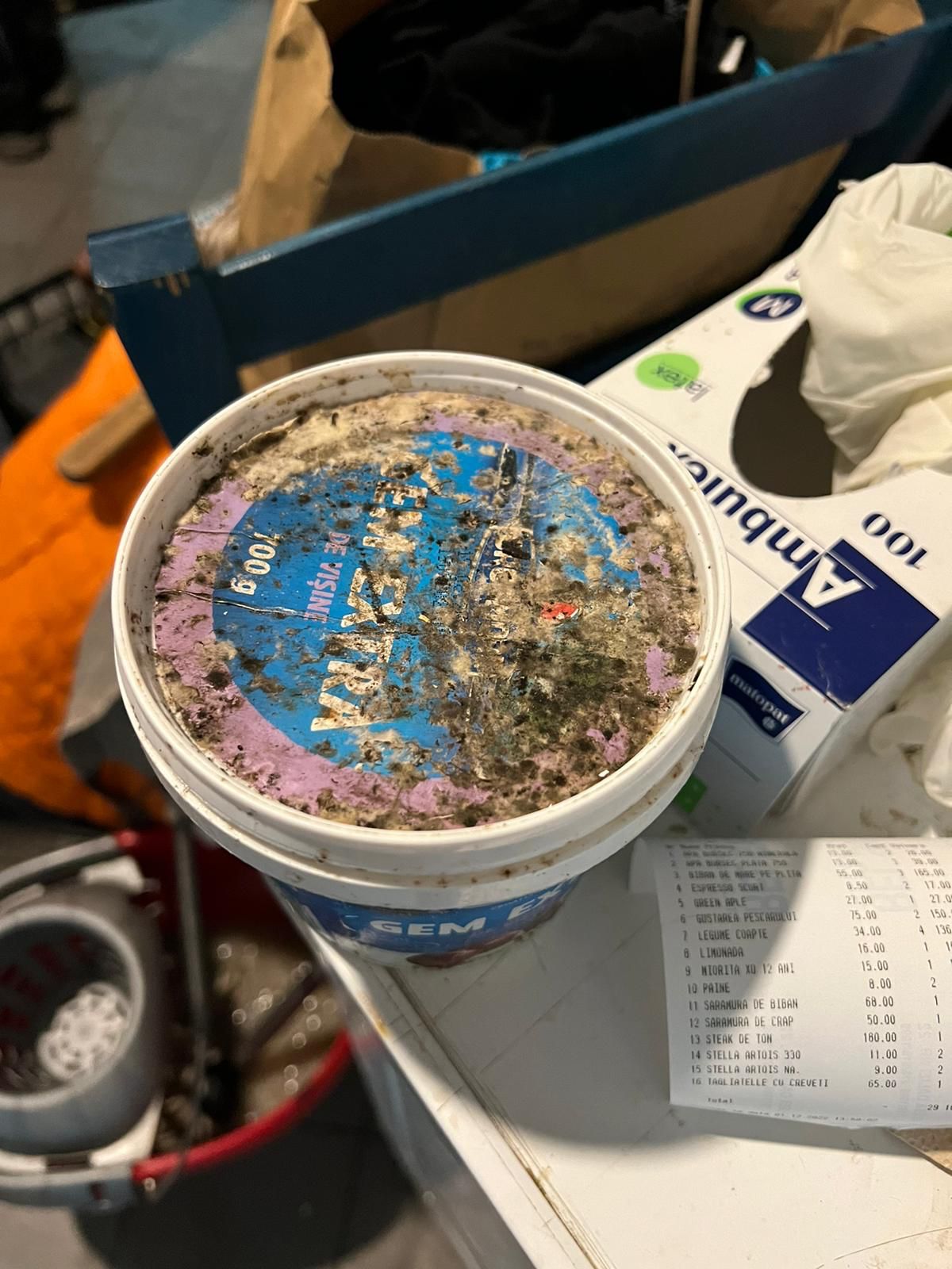 FOTO: Restaurant cu specific pescăresc, închis de OJPC. Peste o tonă de alimente expirate își așteptau ”clienții”