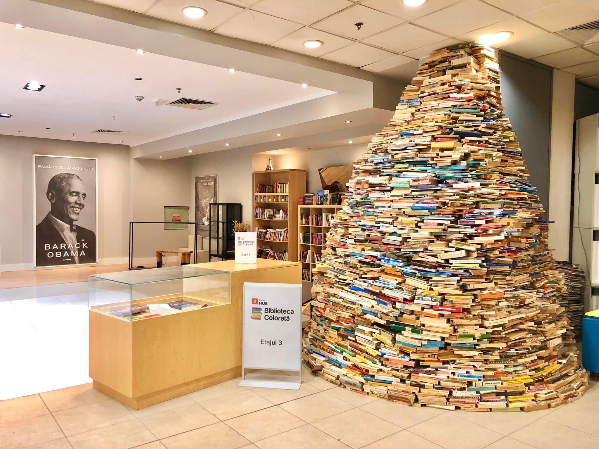CONSTANȚA: La Biblioteca Colorată a fost aranjat bradul de cărți
