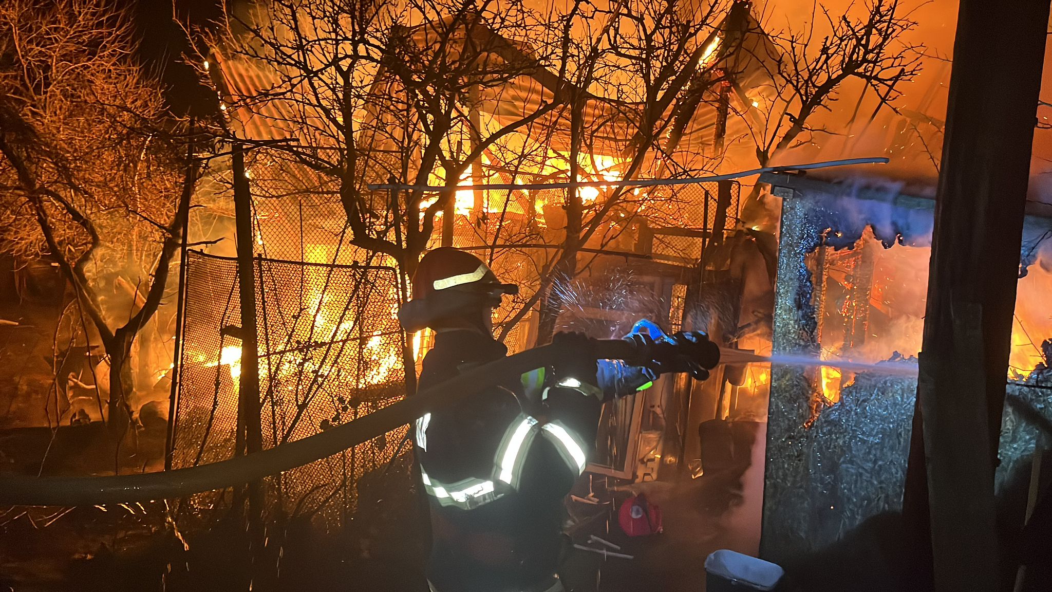 TULCEA/FOTO: Locuință distrusă de un incendiu violent