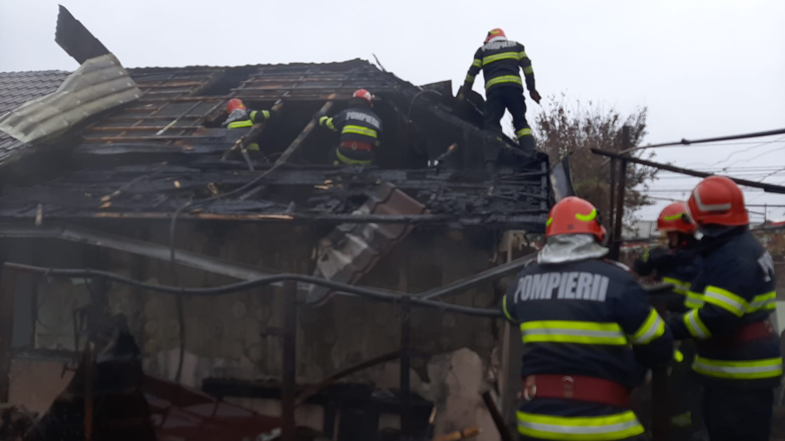CONSTANȚA/FOTO: Locuință în flăcări. Incendiul s-a extins și la o locuință din vecinătate