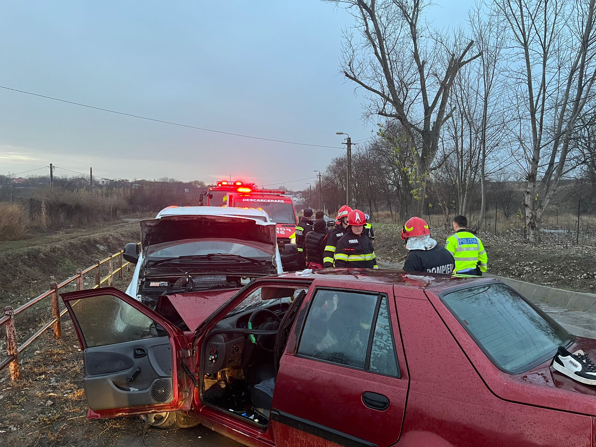 FOTO/TULCEA: Accident rutier grav. Trei persoane rănite, fiind necesară descarcearea