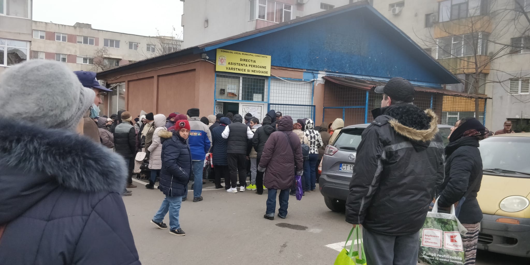 CONSTANŢA: Cum explică Prefectura aglomeraţia din Piaţa Tomis III, de la Centrul de acordare a ajutoarelor alimentare