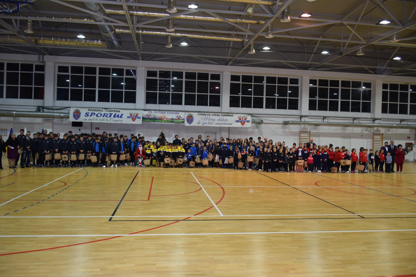 Moș Crăciun a venit la „Gala Sportului Cumpănean”
