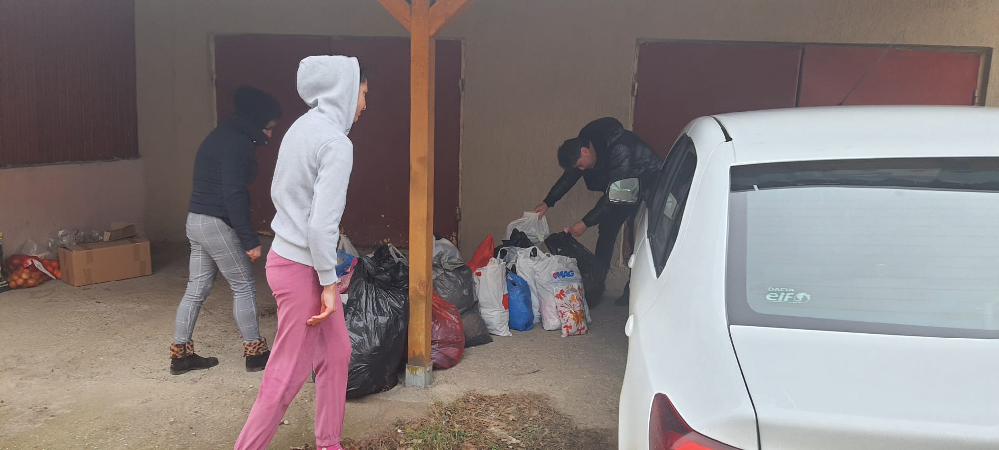 Campanie Radio Constanţa: „În căutarea lui Moș Crăciun” – daruri pentru două familii din Băneasa şi Lipniţa